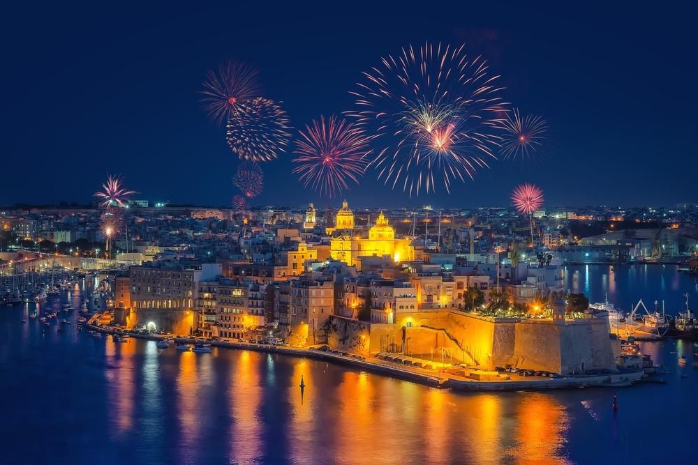 Novogodišnji vatromet iznad osvijetljenog malteškog grada